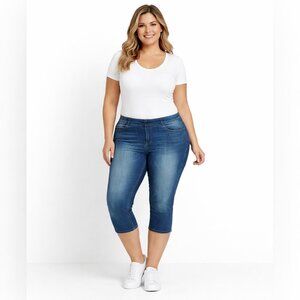 Chico’s Perfect Stretch Size 0.5 Light Wash Pull On Denim Jean Capri.